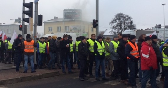 Hodowcy drobiu przez półtorej godziny blokowali DK1 w Siewierzu w Śląskiem. Protestowali m.in. przeciwko spadkowi cen drobiu, który spowodowany jest importem spoza Unii Europejskiej.
