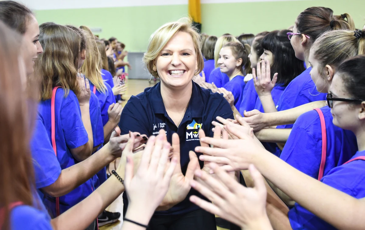 Lekcja wychowania fizycznego uczy szacunku do drugiego człowieka, wybierania lidera, podnoszenia się z porażki, zachowywania się w grupie, czyli tworzenia drużyny. Na innych lekcjach tego się nie nauczymy – mówi była znakomita była polska pływaczka Otylia Jędrzejczak. Jej fundacja zorganizowała w środę na warszawskim Targówku specjalną lekcję wychowania fizycznego skierowaną do uczennic ostatnich klas szkół podstawowych, gimnazjów i liceów pod nazwą "Mistrzynie w szkołach". W zajęciach udział wzięło ponad dwieście dziewcząt, które ćwiczyły z mistrzynią olimpijską z Aten oraz pięcioma innymi wielkimi gwiazdami sportu.