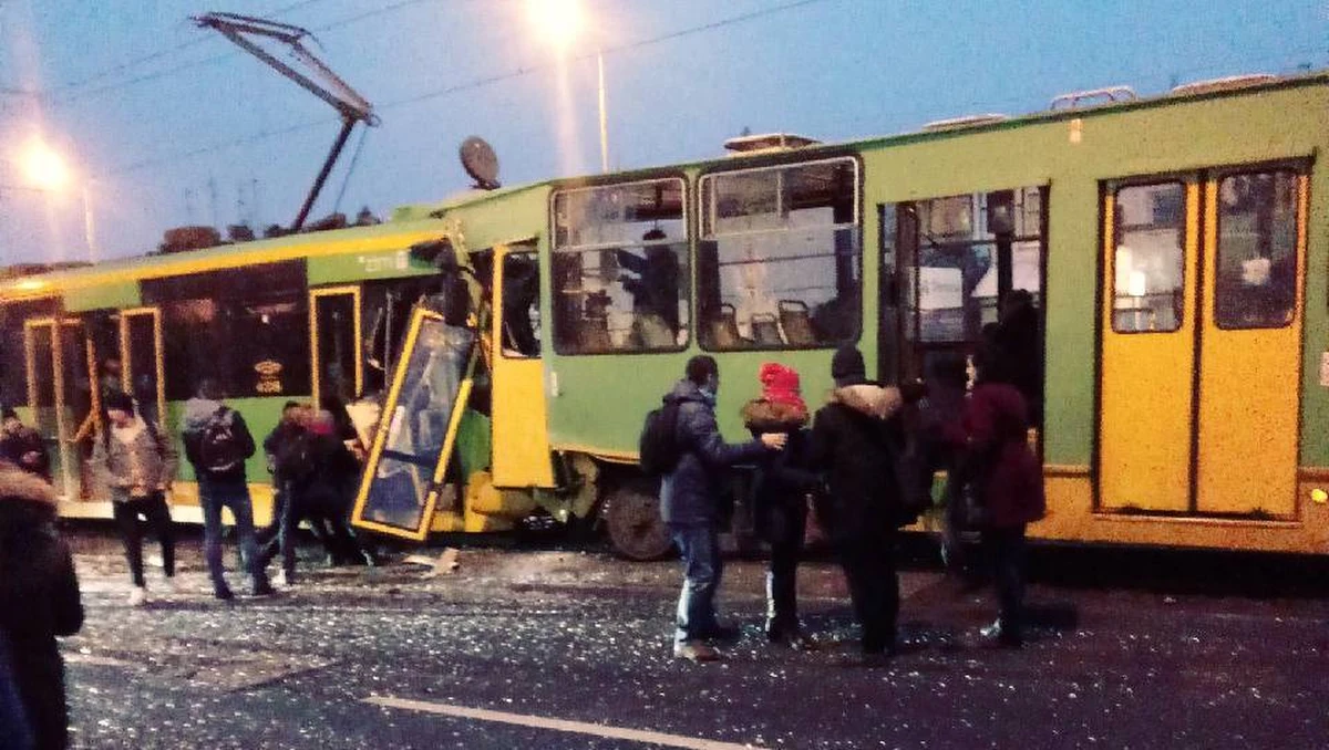 Na ulicy Grunwaldzkiej w Poznaniu zderzyły się trzy tramwaje. Kilkanaście osób zostało rannych, w tym kilka ciężko.