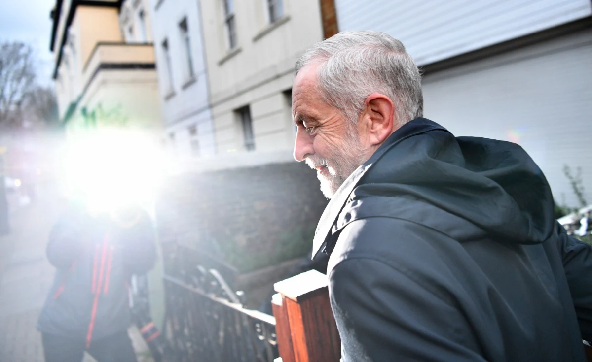 Lider brytyjskiej opozycyjnej Partii Pracy Jeremy Corbyn zaprzeczył, jakoby obraził premier Theresę May. Według obserwatorów i mediów, po wymianie zdań w Izbie Gmin Corbyn nazwał szefową rządu "głupią kobietą".