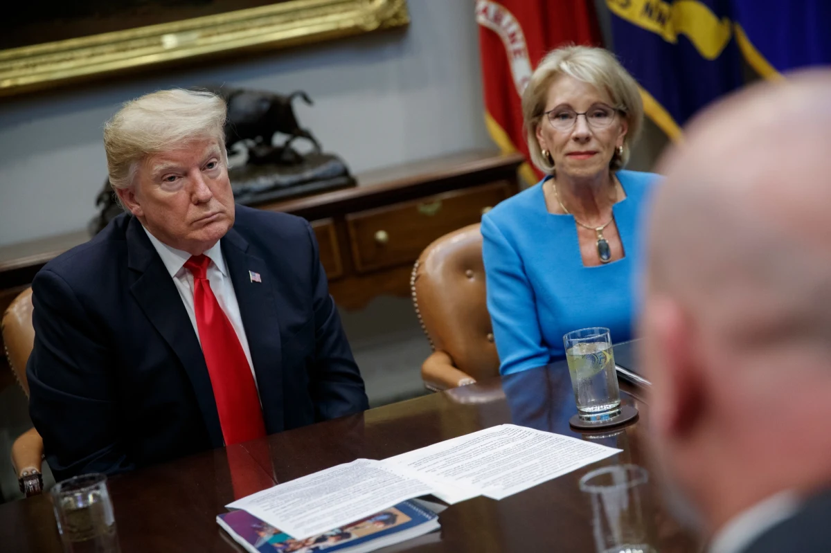 Czołowi amerykańscy ustawodawcy i eksperci ds. międzynarodowych skrytykowali jako błędną decyzję prezydenta Donalda Trumpa, który w środę zapowiedział natychmiastowe wycofanie amerykańskich wojsk z Syrii.