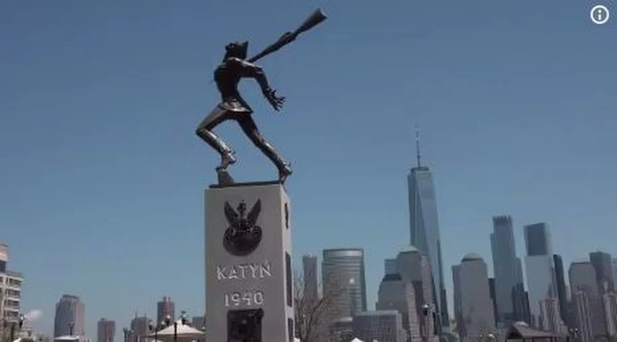 Pomnik Katyński pozostanie w dotychczasowym miejscu przy Exchange Place w Jersey City - zdecydowała w środę tamtejsza rada miejska. Podczas głosowania, na sali, obecni byli przedstawiciele Polonii. Radni, przychylając się do ich postulatów, opowiedzieli się za utrzymaniem lokalizacji pomnika. Wynik głosowania wynosił osiem do zera. Jeden z radnych był nieobecny.