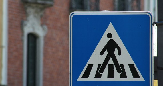 9-latka potrącona wczoraj na przejściu dla pieszych na alei Warszawskiej w Olsztynie w dalszym ciągu walczy o życie. Sprawcą wypadku jest 69-latek, któremu policja zabrała już prawo jazdy. 