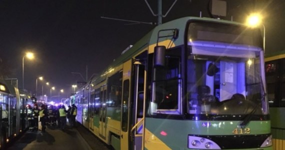19 osób zostało rannych we wczorajszym zderzeniu trzech tramwajów na ulicy Grunwaldzkiej w Poznaniu. Część z nich jeszcze wczoraj opuściła szpitale. W szpitalach pozostaje 5 osób. Wśród najbardziej poszkodowanych jest motorniczy jednego z pojazdów. Mężczyzna przeszedł poważną operację. 