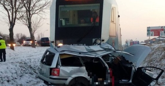 Policjanci wyjaśniają okoliczności wypadku, do jakiego doszło wczoraj na przejeździe kolejowym w Rzeszowie, na ul. Warszawskiej. Zderzyły się tam volkswagen z szynobusem. Samochodem podróżowały trzy osoby - dwie zginęły na miejscu, jedna trafiła do szpitala.