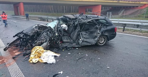 Jedna osoba nie żyje po porannym wypadku na trasie S3 między Nową Solą a Nowym Miasteczkiem w Lubuskiem. Auto osobowe zderzyło się tam z ciężarówką. 