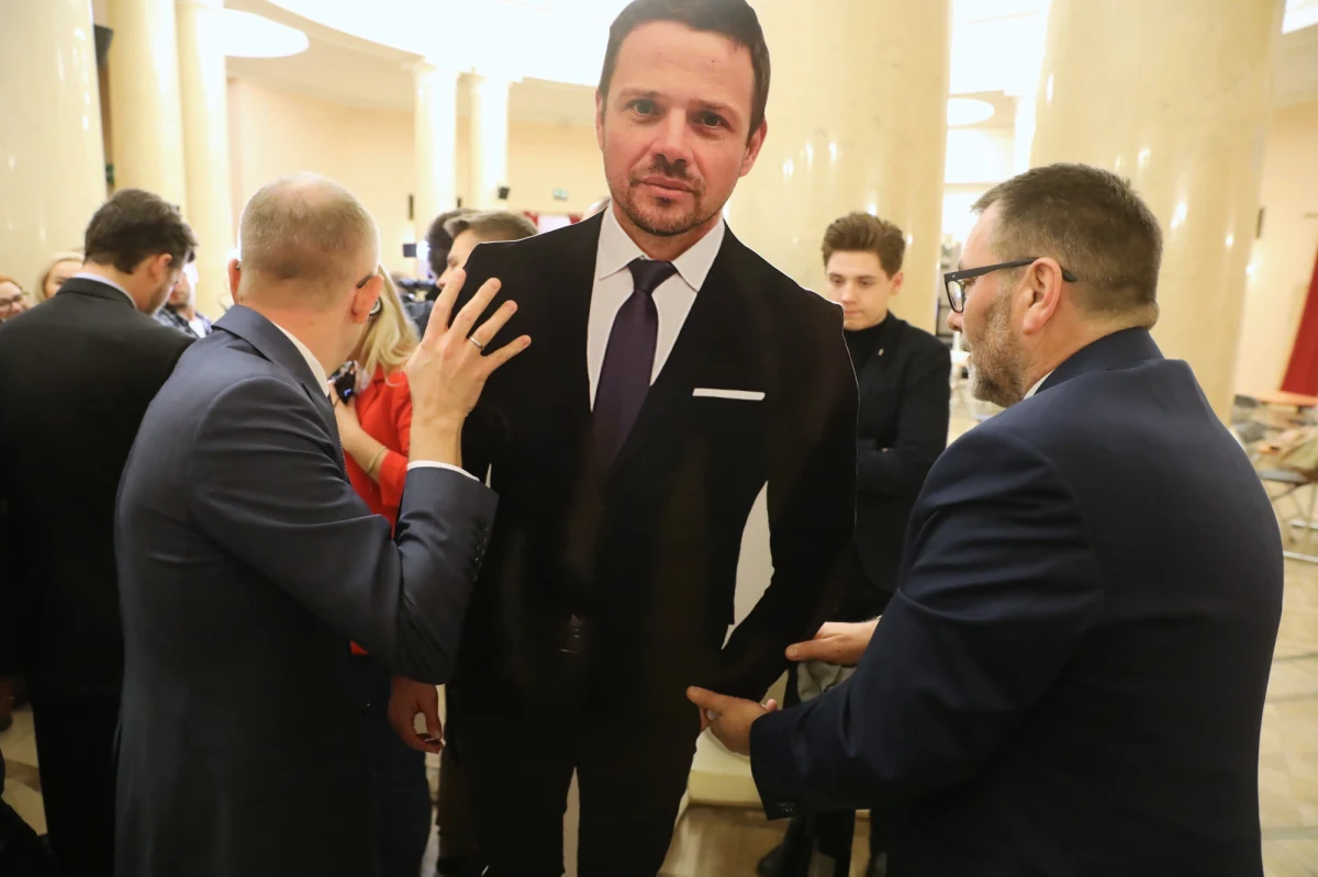 Około godziny trwało posiedzenie Rady Warszawy. Radni zajmowali się rozpatrzeniem projektu uchwały, który miał przywrócić 98-proc. bonifikatę przy przekształceniu prawa użytkowania wieczystego we własność. Sesja została zwołana na wniosek prezydenta Rafała Trzaskowskiego. "Standardy z Wiejskiej przeniesione na sesję Rady Warszawy (z odwróceniem ról). Opozycja (PiS) chce debaty, przewodnicząca na razie do niej nie dopuszcza. Radni PiS wyszli na mównicę. Teraz 10 minut przerwy" - informował po godzinie 10 
dziennikarz RMF FM Patryk Michalski. Przed godziną 11 - po głosowaniu - było już wiadomo, że 98- procentowa bonifikata zostanie przywrócona.  