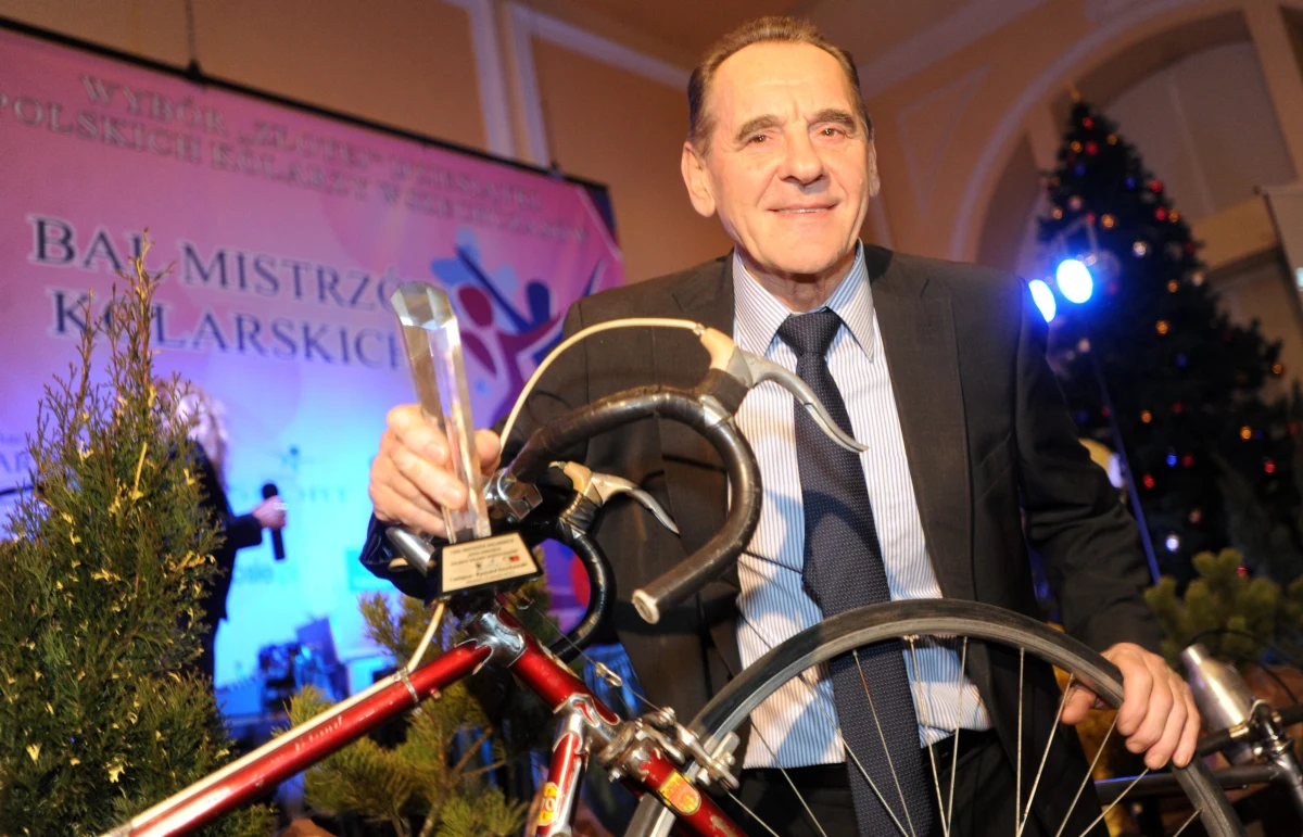 Ryszard Szurkowski spędzi święta Bożego Narodzenia i Nowy Rok w swoim domu w Warszawie. Słynny kolarz jest od pół roku częściowo sparaliżowany. Przechodzi rehabilitację w ośrodku w Konstancinie-Jeziornie. "Mąż czuje się coraz lepiej, a dom, piesek, za którym tęskni, własne kąty - to wszystko powinno dobrze na niego wpłynąć" - powiedziała Iwona Szurkowska.
