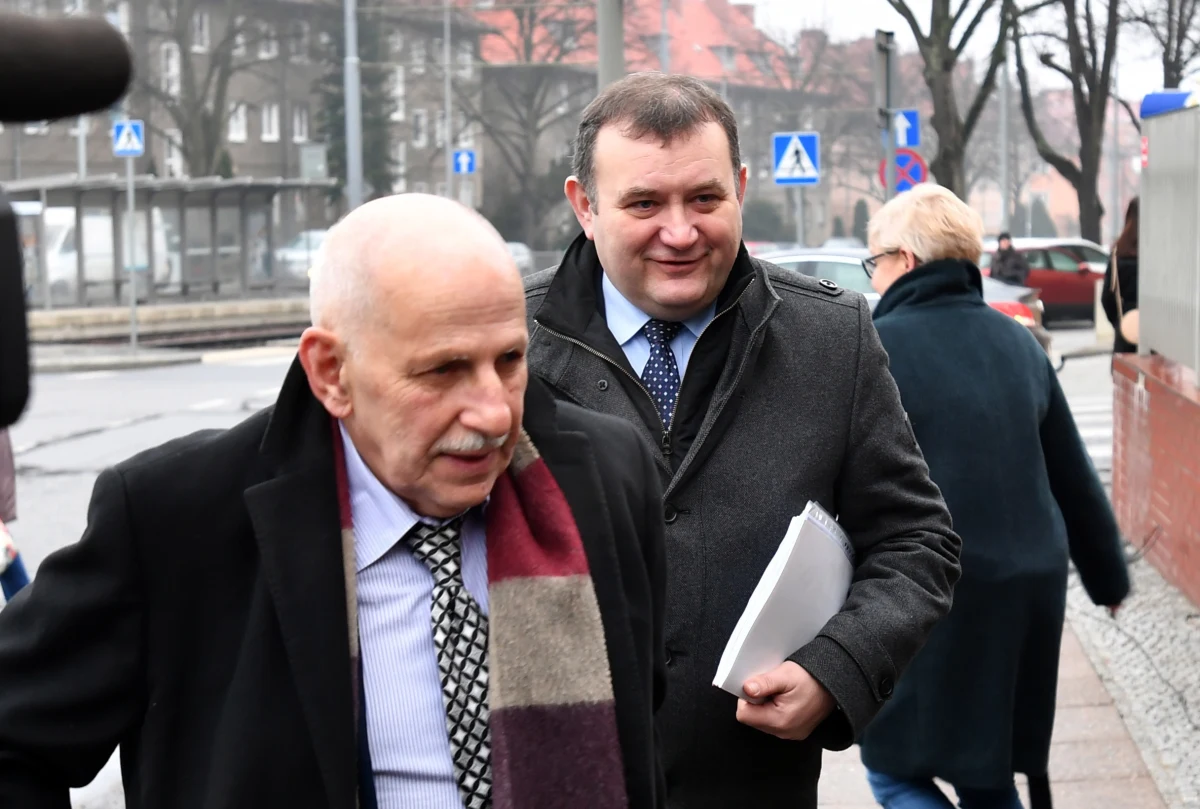 Dwa nowe zarzuty – przyjęcia 300 tys. złotych łapówki oraz prania brudnych pieniędzy, które miało polegać na kupnie apartamentu w Chorwacji postawiła Stanisławowi Gawłowskiemu delegatura Prokuratury Krajowej w Szczecinie. Śledczy uzupełnili też dwa z postawionych wcześniej posłowi PO zarzutów, m.in. podnieśli kwotę łapówki, o jakiej przyjęcie go podejrzewają. 