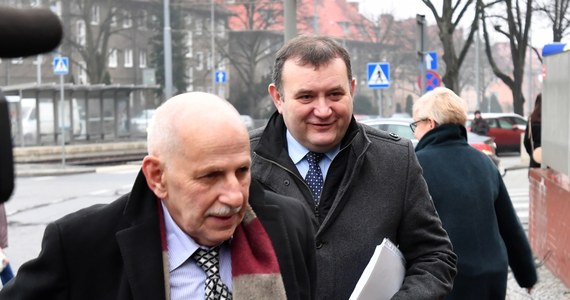 Dwa nowe zarzuty – przyjęcia 300 tys. złotych łapówki oraz prania brudnych pieniędzy, które miało polegać na kupnie apartamentu w Chorwacji postawiła Stanisławowi Gawłowskiemu delegatura Prokuratury Krajowej w Szczecinie. Śledczy uzupełnili też dwa z postawionych wcześniej posłowi PO zarzutów, m.in. podnieśli kwotę łapówki, o jakiej przyjęcie go podejrzewają. 