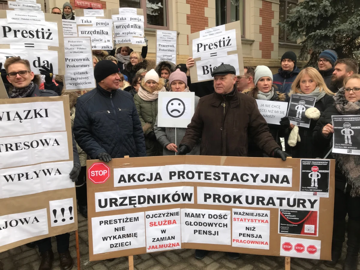 Coraz więcej grup zawodowych domaga się większych zarobków. W południe przez kilkanaście minut protestowali pracownicy prokuratur. Tak było między innymi w Olsztynie, Krakowie i w Katowicach, gdzie przed prokuraturami okręgowymi zebrało się kilkadziesiąt osób.