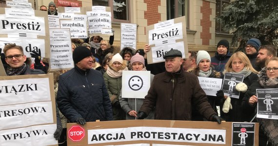 Coraz więcej grup zawodowych domaga się większych zarobków. W południe przez kilkanaście minut protestowali pracownicy prokuratur. Tak było między innymi w Olsztynie, Krakowie i w Katowicach, gdzie przed prokuraturami okręgowymi zebrało się kilkadziesiąt osób.