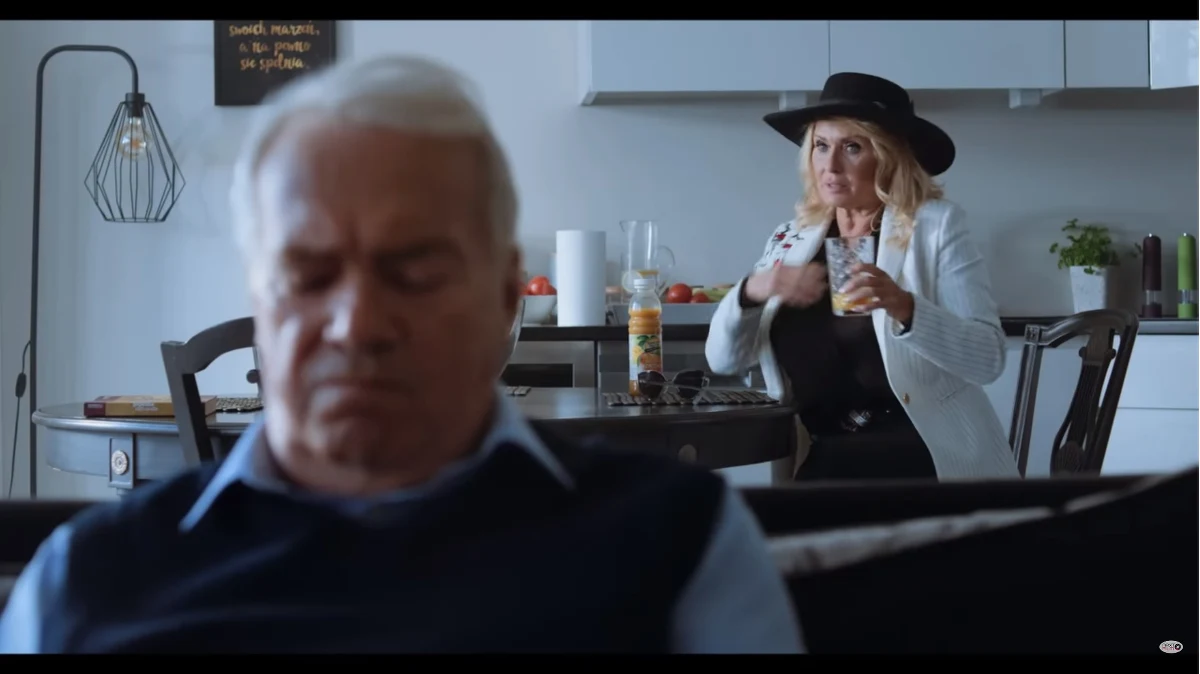 Właśnie pojawił się pierwszy zwiastun komedii "Miszmasz czyli Kogel Mogel 3", film trafi do kin 25 stycznia. Na ekranie zobaczymy postacie doskonale znane z poprzednich części trylogii i plejada gwiazd w zupełnie nowych rolach. To Grażyna Błęcka-Kolska, Ewa Kasprzyk, Zdzisław Wardejn, Nikodem Rozbicki, Aleksandra Hamkało, Maciej Zakościelny, Katarzyna Skrzynecka i Anna Mucha.