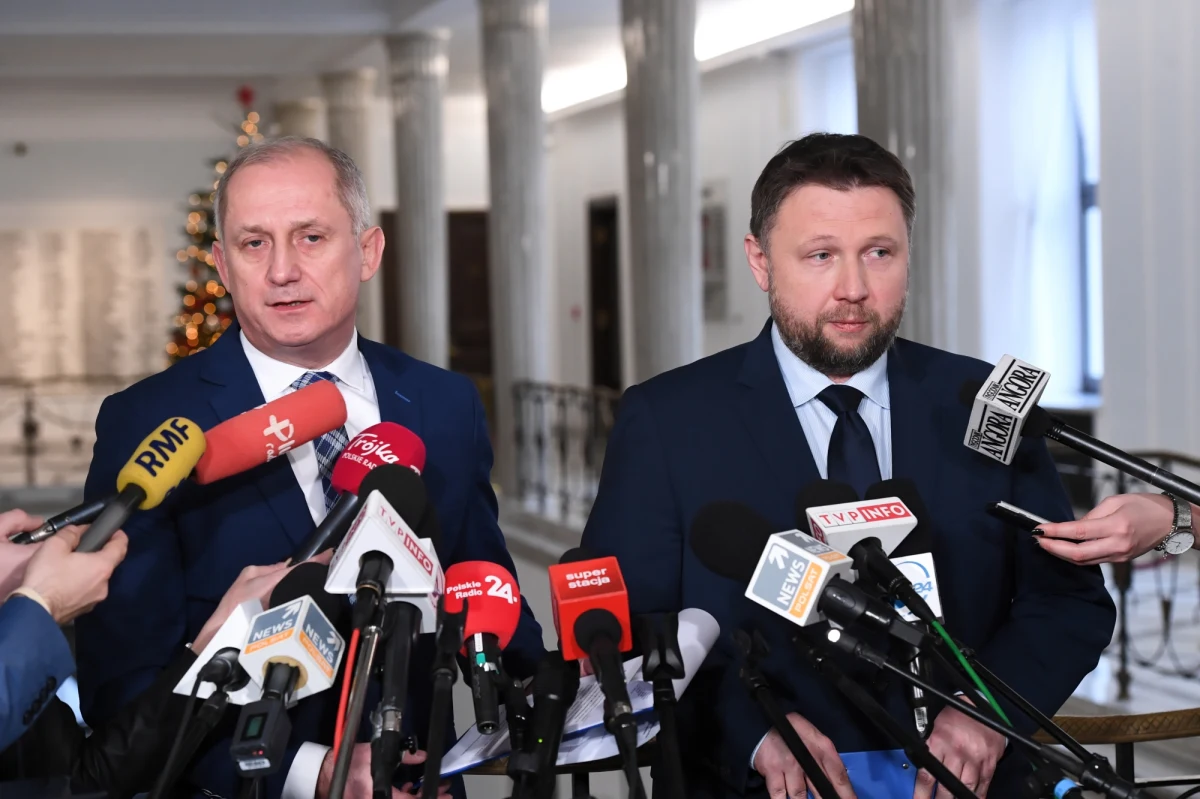 "Składamy projekt ustawy, który przyzna 98-procentową bonifikatę przy przekształceniu użytkowania wieczystego we własność na gruntach Skarbu Państwa" - powiedział w Sejmie szef klubu PO-KO Sławomir Neumann. Wcześniej Rada Warszawy zdecydowała o przywróceniu 98-proc. bonifikaty przy przekształceniu użytkowania wieczystego we własność dla gruntów położonych na terenach należących do miasta.