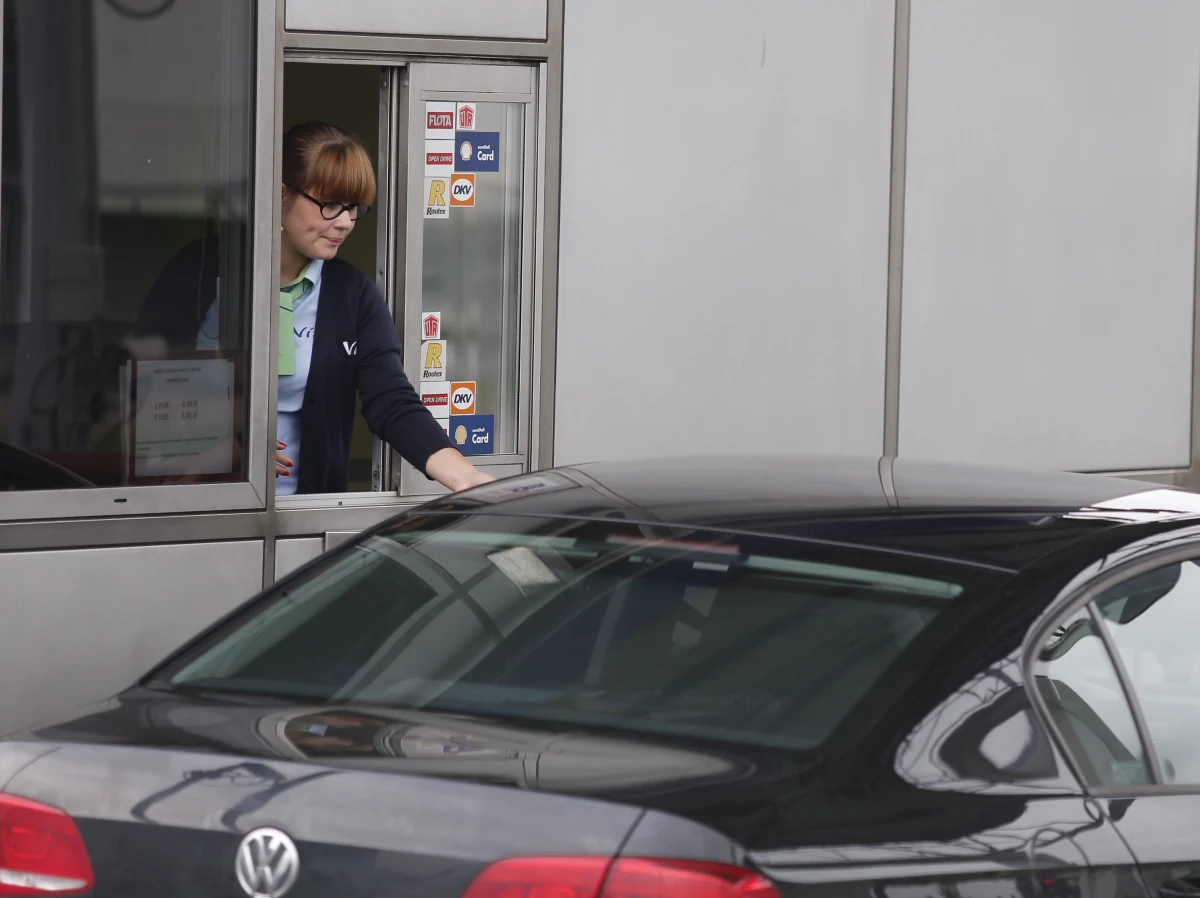 Spółka Stalexport Autostrada Małopolska, która jest koncesjonariuszem autostrady A-4 na odcinku Katowice – Kraków, złożyła wniosek o podniesienie opłaty za przejazd z 30 zł do 35 zł - twierdzi spółka w komunikacie. Nowe stawki mają obowiązywać od 1 marca przyszłego roku. 