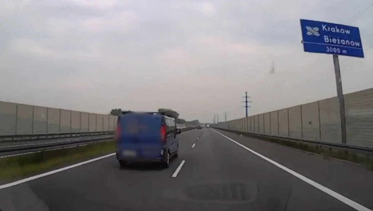 Policja w Wieliczce ustaliła, kto kierował niebieskim busem, który na autostradzie A4 zablokował jadącą na sygnale karetkę z sercem do przeszczepu – donosi TVN24. Na piątek zaplanowane jest przesłuchanie kierowcy.