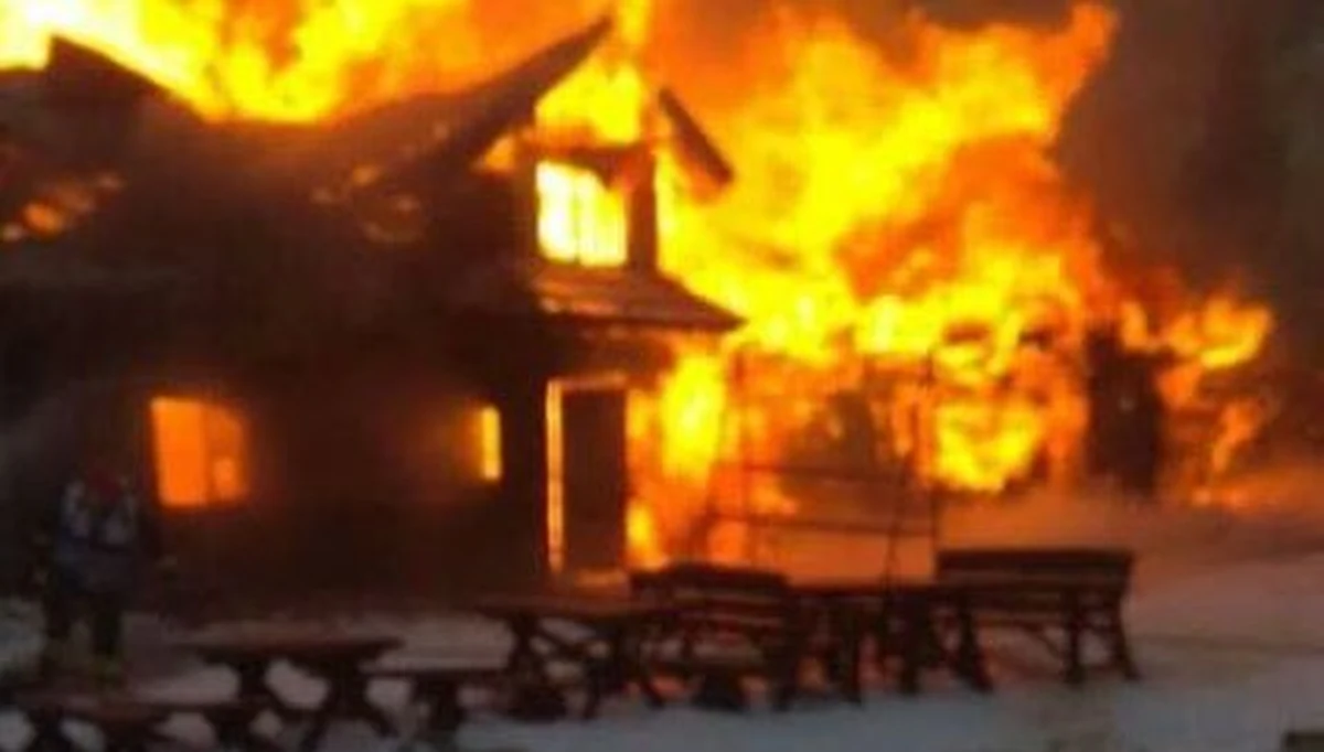 Strażacy opanowali pożar starego schroniska turystycznego na Hali Miziowej na stokach Pilska w Beskidzie Żywieckim. Nie ma już ryzyka rozprzestrzeniania się ognia. Teraz strażacy go dogaszają.