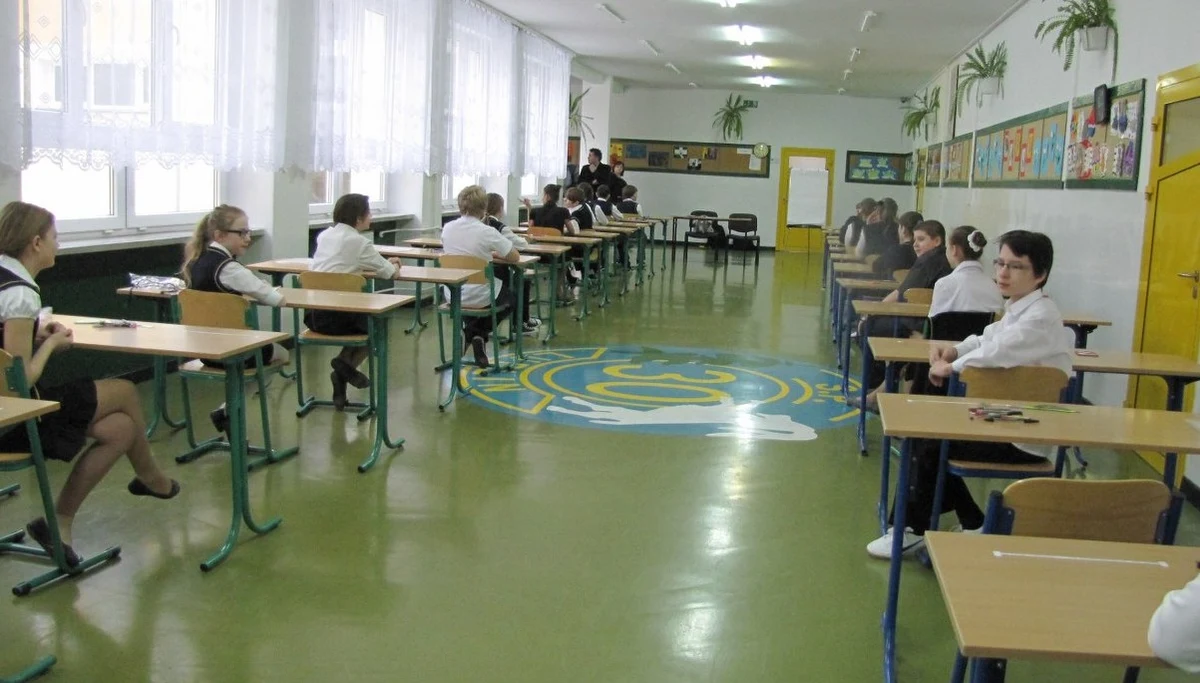 ​35 nauczycieli na 52 zatrudnionych brakowało w czwartek w łódzkiej Szkole Podstawowej nr 65. Dzień wcześniej na zwolnieniach lekarskich w tej placówce było 41 pedagogów. Z kolei łódzka "podstawówka" nr 153 borykała się z brakiem 36 procent nauczycieli, a Przedszkole nr 148 z 50-procentową absencją. Natomiast w Przedszkolu 77 pracowało tylko 2 pedagogów; w placówce z numerem 47 - 3 nauczycieli stawiło się w pracy.