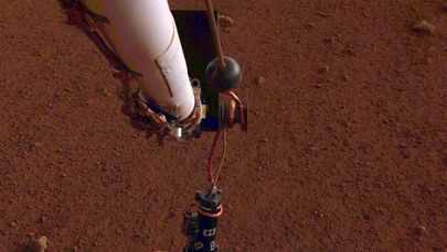 Sonda InSight postawiła już na Marsie sejsmometr