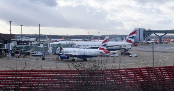 ​Drugie co do liczby obsługiwanych pasażerów lotnisko Wielkiej Brytanii Gatwick odwołało wszystkie loty ze względu na latające w pobliżu drony. Port pozostanie zamknięty przynajmniej do piątku rano - informuje BBC.