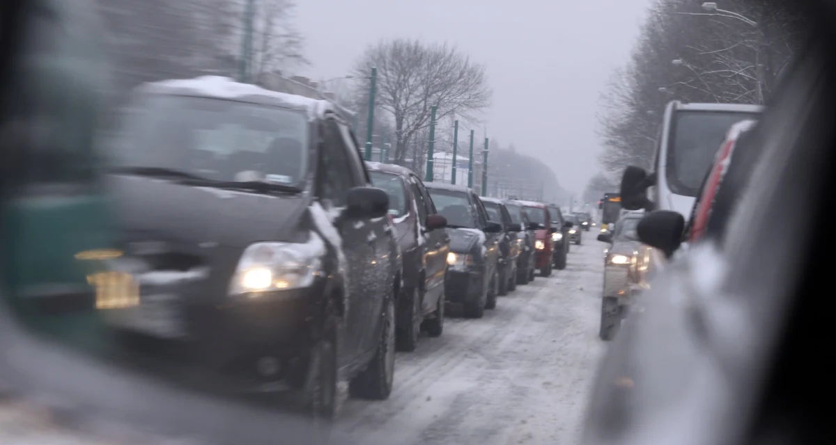 Instytut Meteorologii i Gospodarki Wodnej ostrzeżenia pierwszego stopnia przed marznącymi opadami powodującymi gołoledź w ośmiu województwach. 