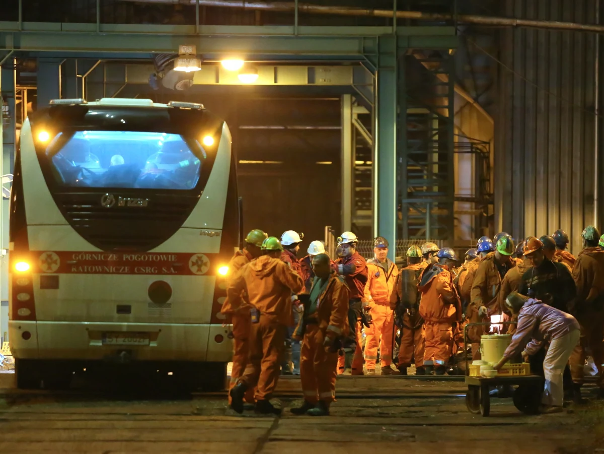 13 górników zginęło - to najnowszy bilans wczorajszego wybuchu metanu w kopalni Stonava w Karwinie w Czechach. Wśród ofiar śmiertelnych jest 12 Polaków i Czech. Oficjalnie potwierdził to premier Mateusz Morawiecki. Dziesięciu górników jest rannych. Stan jednego z nich jest ciężki. W związku z tragedią niedziela w całej Polsce będzie dniem żałoby narodowej.
