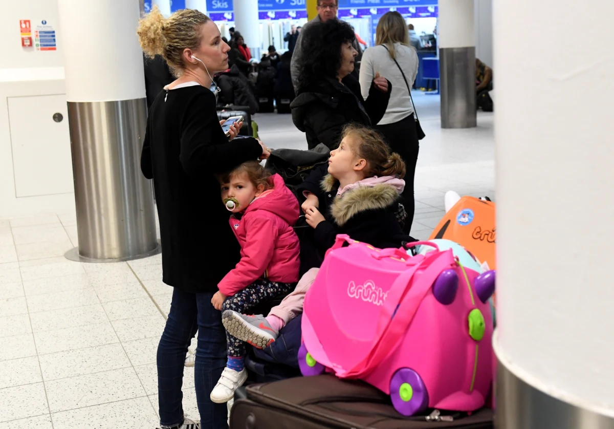 Po 32 godzinach na lotnisku Gatwick w Londynie wylądowały pierwsze samoloty. Od środy wieczorem z powodu dwóch dronów latających w pobliżu portu lotniczego uziemionych było ponad 120 tysięcy pasażerów. Policja poszukuje operatorów dronów, których pojawienie się wywołało chaos. Grozi im do pięciu lat więzienia.