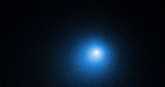 Najjaśniejsza kometa 2018 roku, 46P/Wirtanen, 16 grudnia znalazła się najbliżej nas, około 11 milionów kilometrów od Ziemi. To około 30 razy dalej niż Księżyc. W bardzo ciemną noc ledwo można dostrzec ją gołym okiem. Dla tych, którym nie chce się wypatrywać jej z pomocą lornetki lub teleskopu, NASA opublikowała zdjęcia wykonane z pomocą jej teleskopów, w tym teleskopu kosmicznego Hubble'a. 46P/Wirtanen okrąża Słońce w czasie 5,4 roku, zwykle w znacznie większej odległości od Ziemi niż w tym roku.