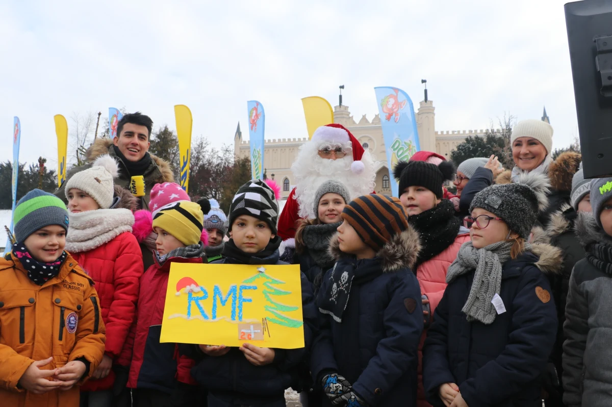 Nasz radosny konwój z choinkami dotarł do stolicy Lubelszczyzny. Rozdawaliśmy choinki na Placu Zamkowym w Lublinie. Towarzyszył nam Filip Lato. 