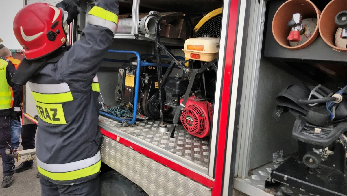 Ponad 140 pracowników zakładu przetwórstwa owocowo-warzywnego w Łowiczu zostało ewakuowanych. W zakładzie mogło dojść do zatrucia tlenkiem węgla. 17 osób trafiło do szpitala.