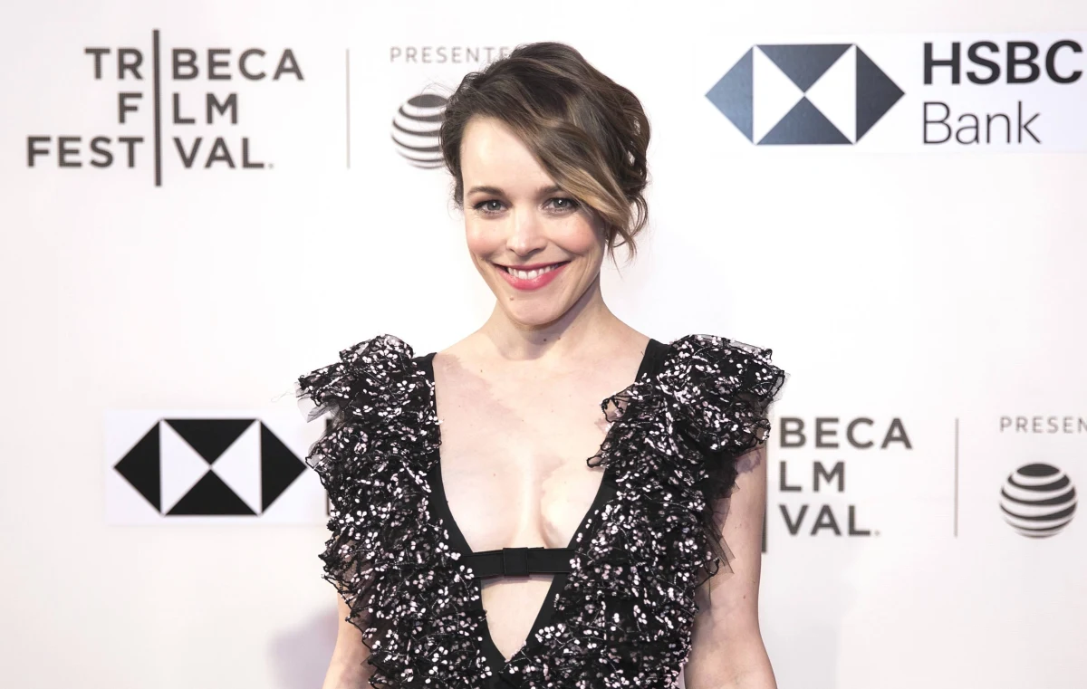 Aktorka Rachel McAdams zaszokowała zdjęciem dla "Girls Girls Girls magazine". Z żakietem Versace na ramionach i diamentowej kolii wokół szyi, do piersi ma przyczepione laktatory. "Karmienie piersią jest najnaturalniejszą rzeczą na świecie, tak jak oddychanie. Nie rozumiem, dlaczego zdjęcie miałoby budzić wstręt czy obrzydzenie" – powiedziała Claire Rothstein, autorka zdjęcia.