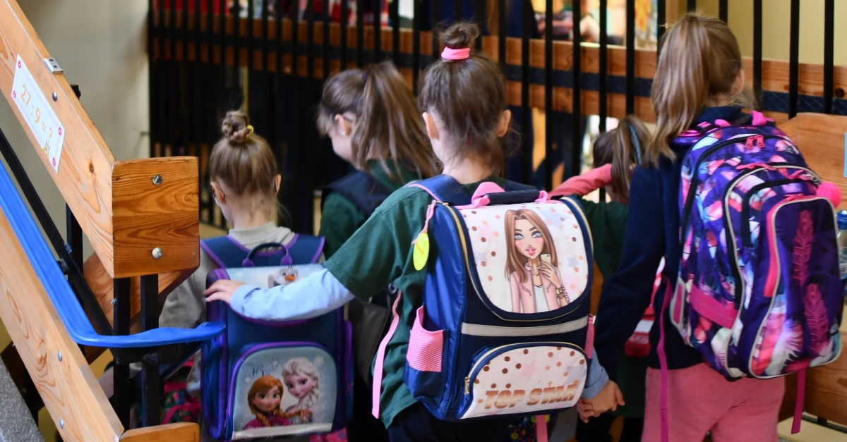 250 uczniów podstawówki w Kobylej Górze koło Ostrzeszowa w Wielkopolsce musiało zostać ewakuowanych z budynku. 15 z nich wymagało pomocy pogotowia. Powodem było rozpylenie gazu pieprzowego przez jednego z uczniów. 