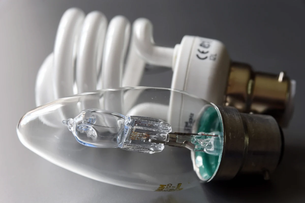 "To, co się obecnie dzieje z cenami energii, to przekroczenie zasad etycznego obrotu, zasad etycznego handlu" - powiedział Maciej Bando, prezes Urzędu Regulacji Energetyki. Szef URE pojawił się na nadzwyczajnym posiedzeniu Rady Przedsiębiorców przy Rzeczniku Małych i Średnich Przedsiębiorstw, które było poświęcone cenom energii dla przedsiębiorców. Bando zauważył, że od 2007 roku nastąpił wzrost koncentracji przedsiębiorstw na rynku energii. Trzy państwowe podmioty, z kontrolnym udziałem skarbu państwa rządzą 70-proc. energii sprzedawanej w Polsce.