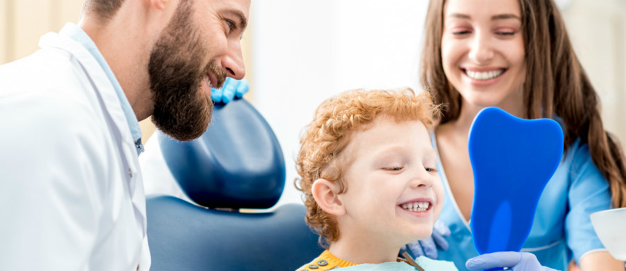 Coraz więcej rodziców jest kierowanych ze swoimi małymi dziećmi przez logopedów na leczenie ortodontyczne, ponieważ oprócz wady wymowy diagnozują nieprawidłowy zgryz. Powszechnie sądzi się, że niezbędny jest aparat ortodontyczny. Tymczasem, jak podkreśla nasza ekspertka, sam aparat ortodontyczny nie zawsze rozwiązuje problem.