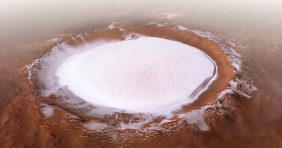 W sam raz przed Świętami Bożego Narodzenia Europejska Agencja Kosmiczna opublikowała zdjęcie niezwykłej ślizgawki. Nie mamy jednak na razie szans się tam wybrać. To wypełniony lodem krater Koroleva na północnej półkuli Marsa. Zdjęcie wygląda niezwykle atrakcyjnie miedzy innymi dlatego, że jest... nieprawdziwe. Jest wizualizacją widoku, którego na razie sondy marsjańskie nie są w stanie na żywo zobaczyć. Stworzono je komputerowo przetwarzając szereg prawdziwych zdjęć wykonanych przez sondę Mars Express z orbity podczas kilku przelotów w tym rejonie.