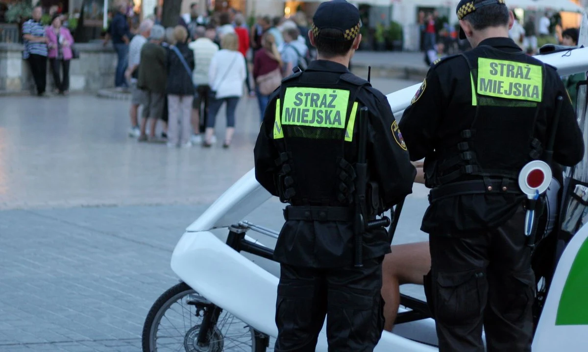 Krakowska prokuratura zbada przyczyny śmierci 38-letniego mężczyzny, który zmarł w czwartek w radiowozie straży miejskiej - powiedział rzecznik Prokuratury Okręgowej w Krakowie Janusz Hnatko. Z pierwszych ustaleń wynika, że mężczyzna zmarł w drodze do izby wytrzeźwień.
