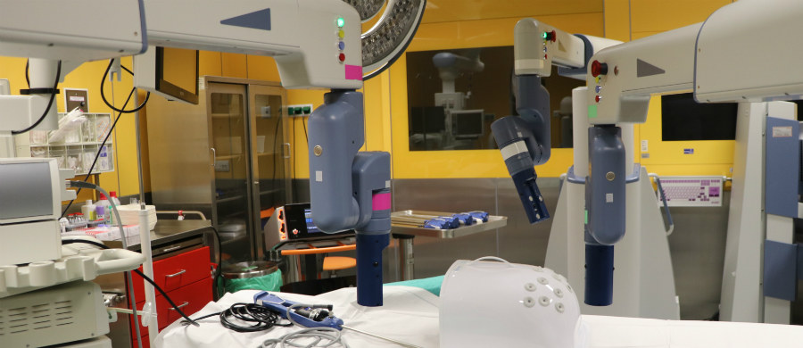Krakowski Szpital Uniwersytecki za 10 mln zł kupił nowoczesny robot chirurgiczny "Senhance". Urządzenie wykonuje już pierwsze operacje jamy brzusznej, także ginekologiczne i urologiczne. Jego zaletą jest ogromna precyzja.