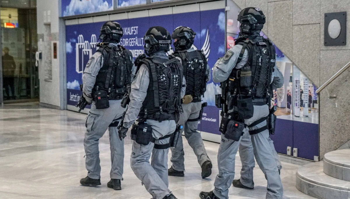 Niemiecka policja federalna nie znalazła żadnych dowodów, że podejrzani o przygotowywanie zamachu w porcie lotniczym w Stuttgarcie rzeczywiście planowali atak terrorystyczny. Od środy poszukiwano czterech osób, które miały się dziwnie zachowywać na lotniskach. W 14 portach w Niemczech wszczęto alarm. Lotnisko w Stuttgarcie patrolowali uzbrojeni funkcjonariusze.