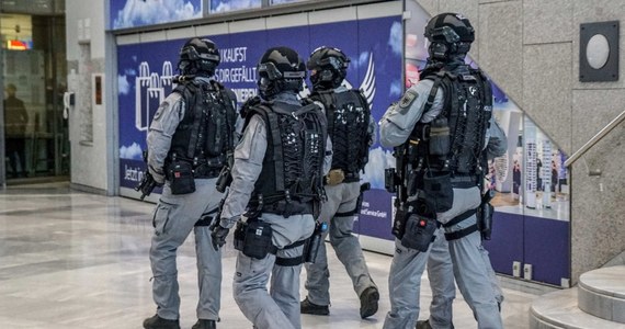 Niemiecka policja federalna nie znalazła żadnych dowodów, że podejrzani o przygotowywanie zamachu w porcie lotniczym w Stuttgarcie rzeczywiście planowali atak terrorystyczny. Od środy poszukiwano czterech osób, które miały się dziwnie zachowywać na lotniskach. W 14 portach w Niemczech wszczęto alarm. Lotnisko w Stuttgarcie patrolowali uzbrojeni funkcjonariusze.