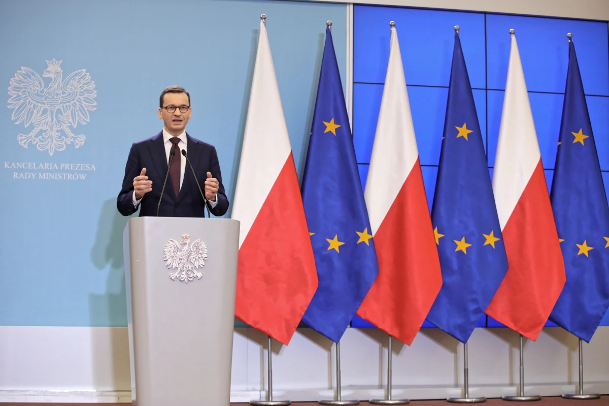 "Rząd planuje obniżkę akcyzy na energię do 5 zł i redukcję opłaty przejściowej o 95 proc."- powiedział  w piątek premier. Jak zaznaczył Mateusz Morawiecki: dotrzymujemy słowa i wprowadzamy mechanizmy, które pozwolą utrzymać ceny na dotychczasowym poziomie. "Nie będzie podwyżek cen energii - zapewnił. Szef rządu dodał, że poproszono marszałka o zwołanie posiedzenia Sejmu, żeby przyjąć odpowiednie uregulowania ustawowe jeszcze w tym roku. I jak podkreślił, minister energii Krzysztof Tchórzewski, zlecił audyt w spółkach energetycznych.