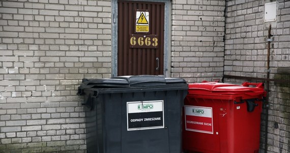 Ministerstwo środowiska zaproponowało wydłużenie terminu dostosowania się gmin do wymagań obowiązującego już od lipca 2017 roku rozporządzenia ws. nowych zasad segregacji śmieci. Władze stolicy pytają, dlaczego stało się to tak późno, zwłaszcza że Warszawa jest w trakcie rozstrzygania nowego przetargu śmieciowego.