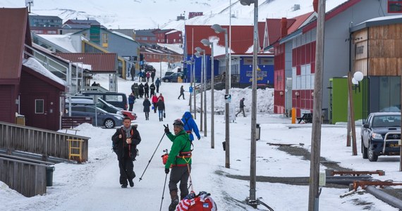 W miejscowości Longyearbyen na Spitsbergenie doszło do pierwszego w historii tej należącej do Norwegii wyspy napadu na jedyny działający tu bank. 