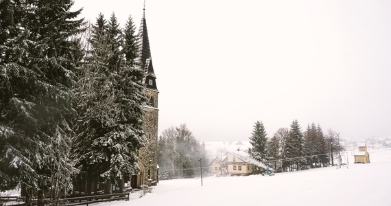 W tym roku astronomiczna zima rozpocznie się dokładnie o godz. 23.23 w piątek 21 grudnia. Wtedy nastąpi moment przesilenia zimowego. Dokładną godzinę początku astronomicznej zimy wyznacza moment przejścia Słońca przez tzw. punkt Koziorożca. W tym dniu Słońce góruje w zenicie na zwrotniku Koziorożca, czyli najdalej wysuniętej na południe szerokości geograficznej, dla której jest to możliwe. Wtedy w Polsce i na półkuli północnej kąt padania promieni słonecznych podczas górowania (w południe) jest najmniejszy w całym roku.