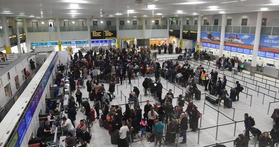 Lotnisko Gatwick, otwarte w piątek po 36 godzinach chaosu spowodowanego przez drony latające w pobliżu pasa startowego, w piątkowy wieczór znów musiano zamknąć z tego samego powodu. Wkrótce loty jednak wznowiono. 