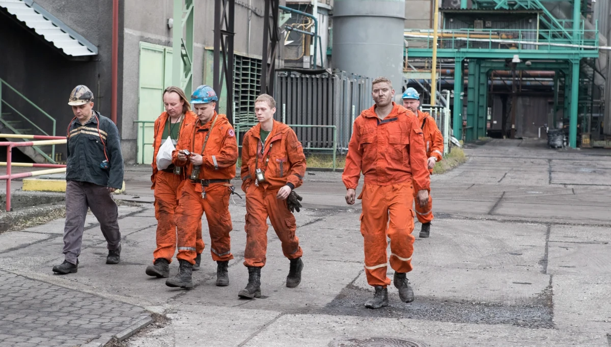 Ratownicy w kopalni w Karwinie w Czechach, w której doszło do wybuchu metanu, rozpoczęli w piątek stawianie tamy pod ziemią, by ugasić tam pożar. Dopiero po zduszeniu ognia spróbują dotrzeć do ciał 12 górników, które pozostały w strefie wybuchu.