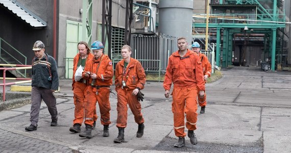 Ratownicy w kopalni w Karwinie w Czechach, w której doszło do wybuchu metanu, rozpoczęli w piątek stawianie tamy pod ziemią, by ugasić tam pożar. Dopiero po zduszeniu ognia spróbują dotrzeć do ciał 12 górników, które pozostały w strefie wybuchu.