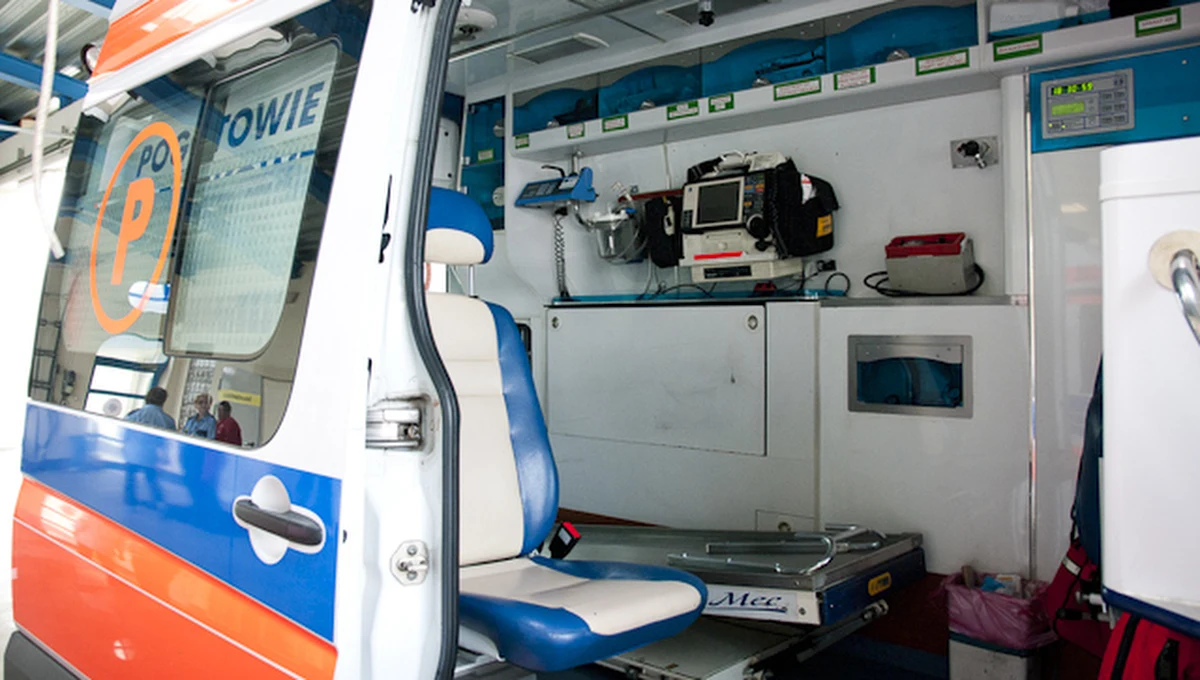 ​Skandaliczna sytuacja na krajowej "jedynce". Jak informuje TVN24, karetka transplantacyjna wiozła wątrobę do przeszczepu, jednak w pewnym momencie musiała hamować, ponieważ po lewym pasie jechała ciężarówka, które kierowca nie ustąpił ambulansowi.