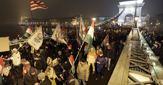Tysiące Węgrów wyszło ponownie na ulice Budapesztu, by znów protestować przeciwko nowelizacji kodeksu pracy, nazywanej “ustawą niewolniczą”. Wśród protestujących pojawiła się także satyryczna Partia Psa z Dwoma Ogonami, która żartobliwie ogłosiła, że "popiera politykę rządu, Boże Narodzenie i opady śniegu”.