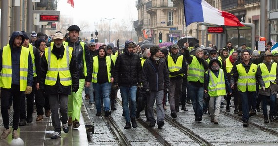 Ambasada Polski we Francji ostrzega przed spodziewanymi w ten weekend protestami "żółtych kamizelek". Podczas protestów w całym kraju może dochodzić do blokad granic i dróg. Ambasada zaleca odpowiednie planowanie podróży, unikanie miejsc protestów i stosowanie się do poleceń miejscowych władz. 