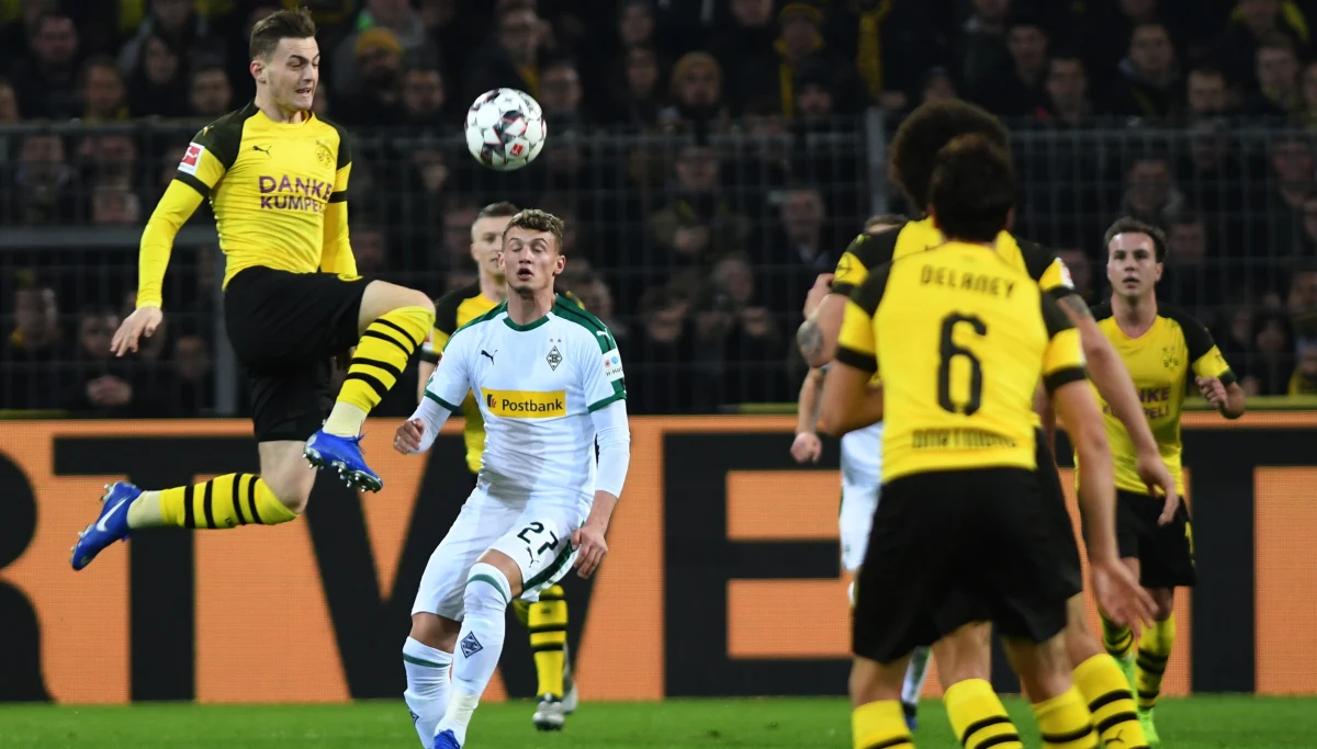 ​W meczu 17. kolejki niemieckiej ekstraklasy piłkarskiej pomiędzy dwoma Borussiami lepsza przed własną publicznością okazała się ta z Dortmundu. Gospodarze wygrali z ekipą z Moenchengladbach 2:1 i umocnili się na pierwszym miejscu w tabeli.